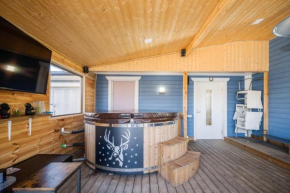 3 bedrooms House with big hot tube. in Turku